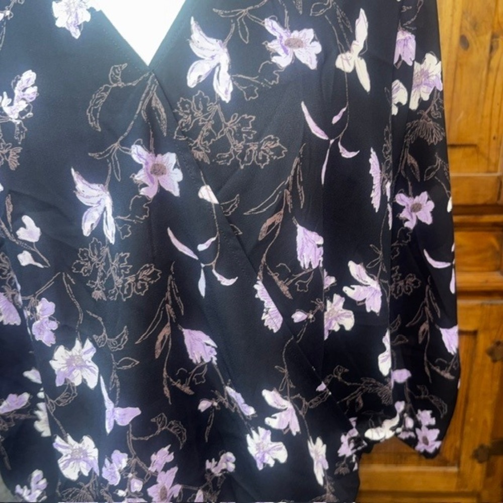 West Kei Purple Floral Surplice Blouse Black Roll Tab Sleeve V-Neck Top Medium - Picture 3 of 10